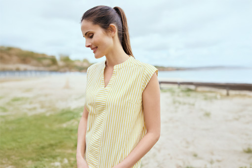 Femme portant une blouse rayée en chambray