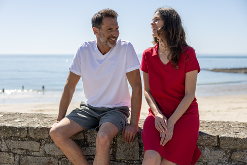 Homme et femme portant des vêtements en coton bio