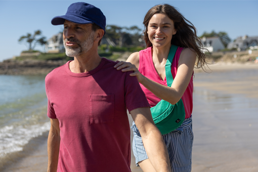 Homme et femme en t-shirt et débardeur en coton bio