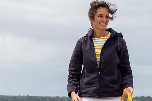 Femme portant une veste bleu marine en toile Mousqueton