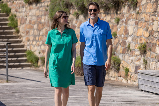 Homme et femme portant des vêtements en ramie