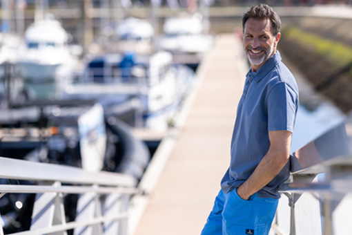 Un homme porte un polo homme manches courtes
