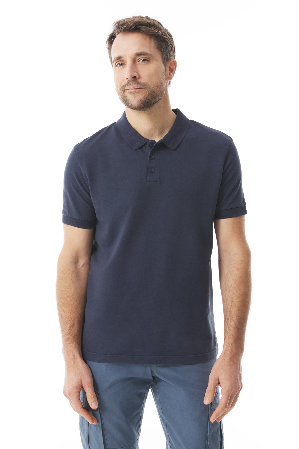 homme portant un polo manches courtes CHAUGAN de Mousqueton