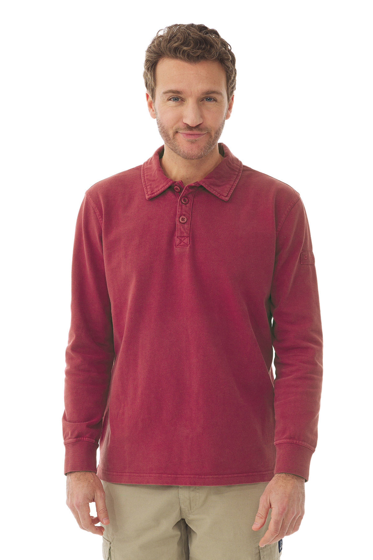 Homme portant un polo manches longues Mousqueton
