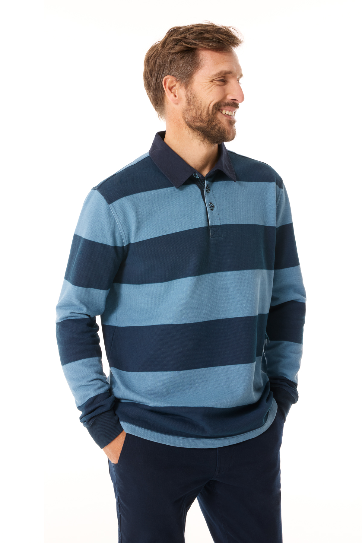 Homme portant un polo rugby Mousqueton
