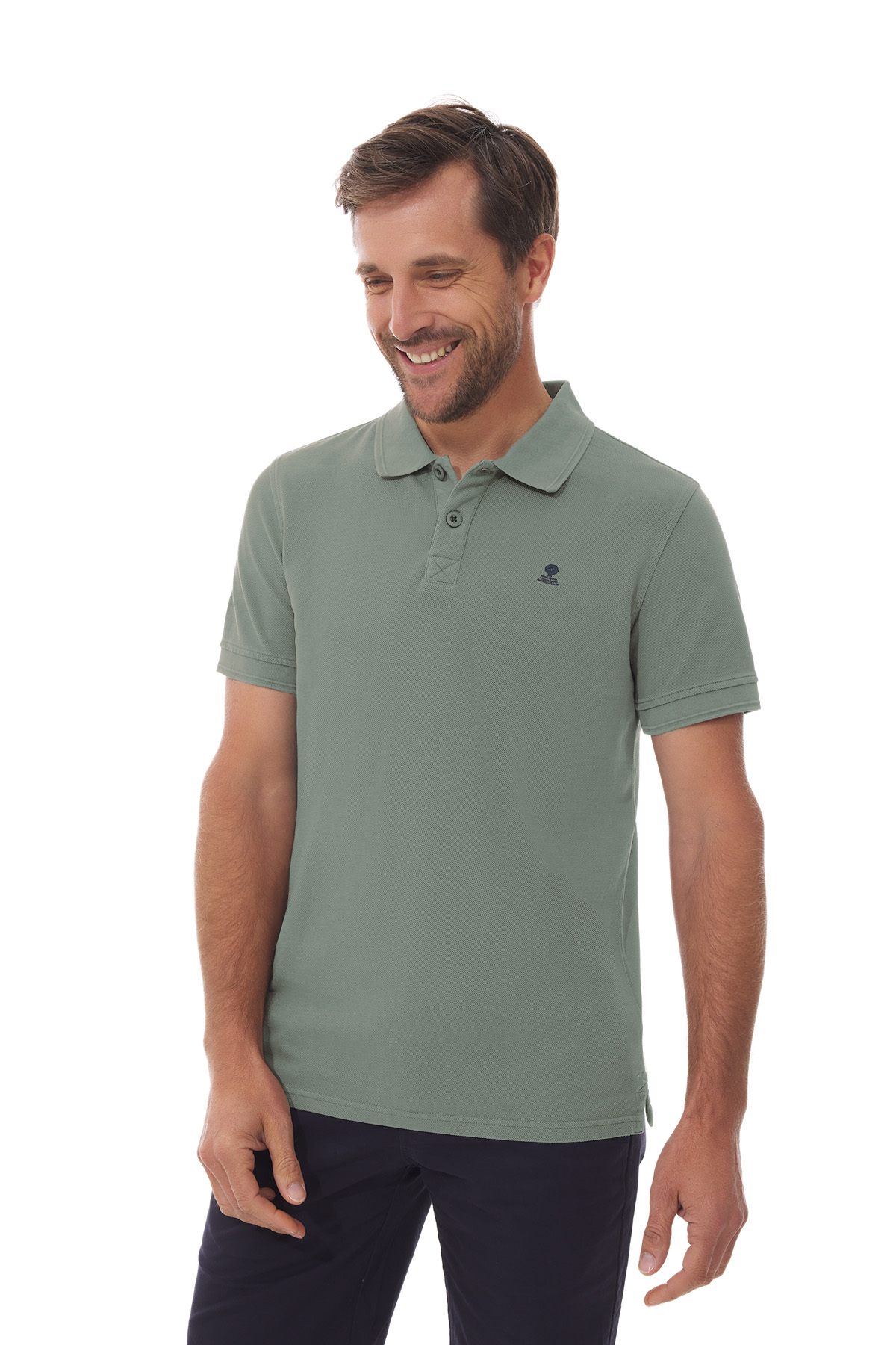 Homme portant un polo manches courtes Mousqueton