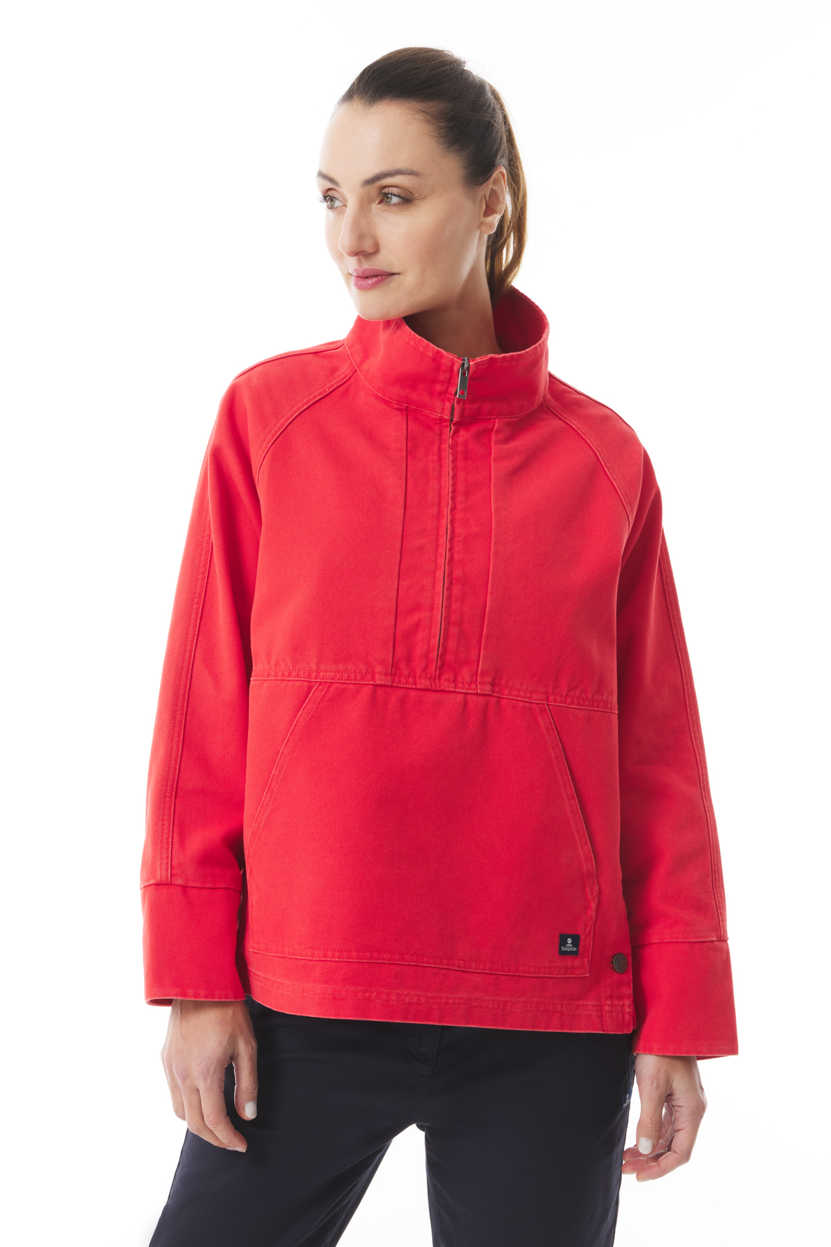 Femme portant une vareuse à zip en toile rouge