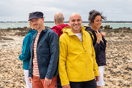 Groupe d'amis portant des vestes en toile et des marinières