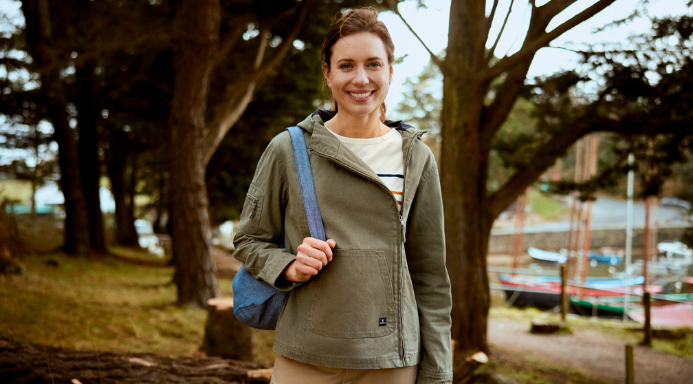 Image Porter une veste en toile pour femme : élégance et tradition à la mode marine