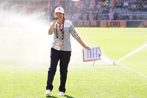 Speakeuse du FC Lorient avec Mousqueton