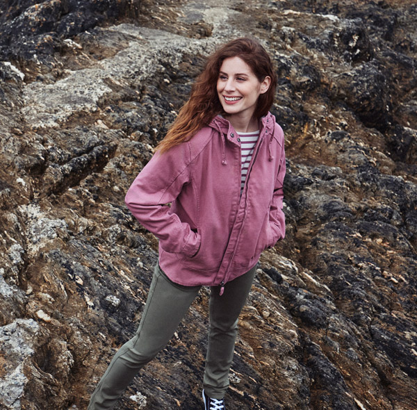 Une veste en toile structurée et féminine