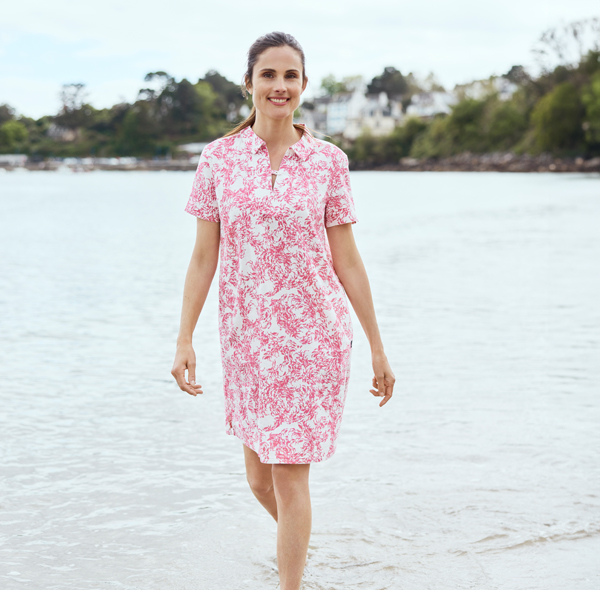 Une robe à manches courtes