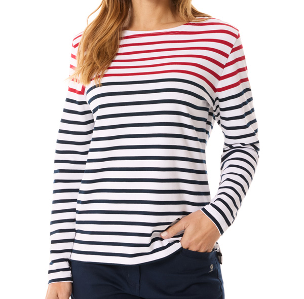 Une marinière rouge et marine au charme lumineux