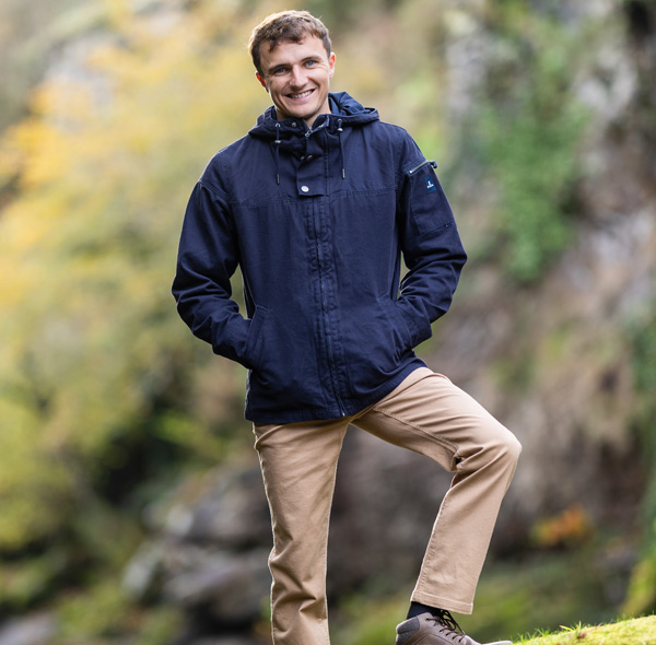 Bleu marine, la base sûre de votre vestiaire