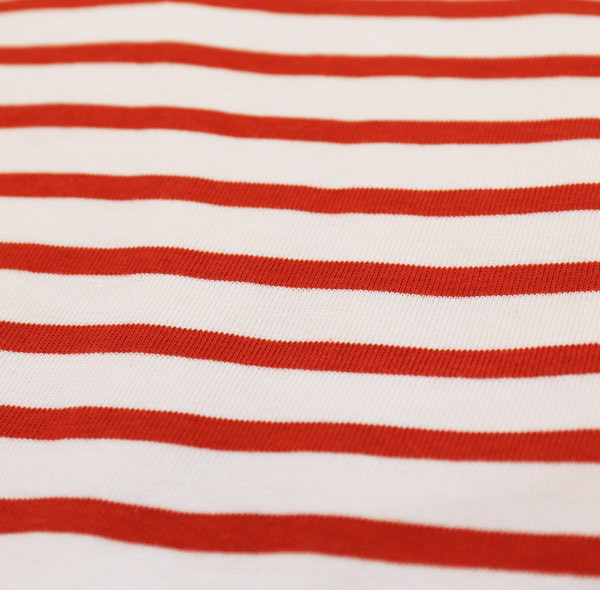 Un tricot rayé et confortable 