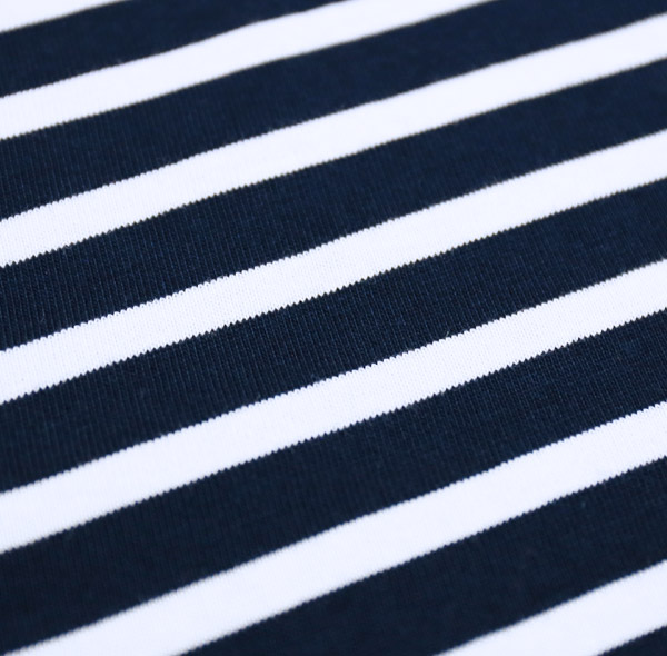 Un tricot rayé et confortable 