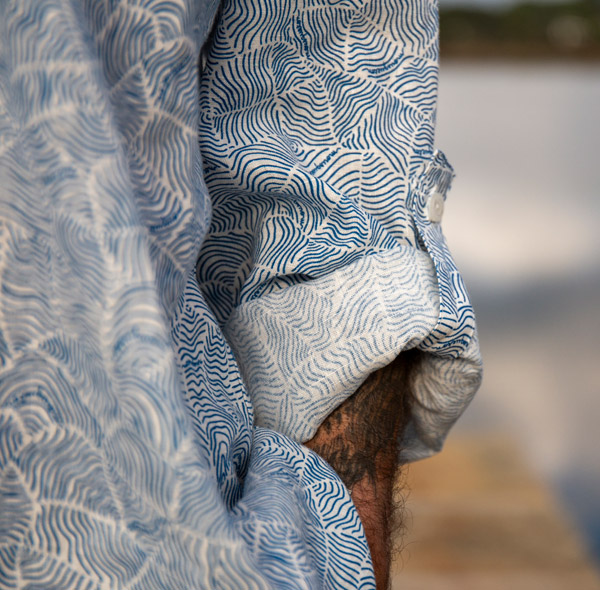 Une chemise aux manches ajustables