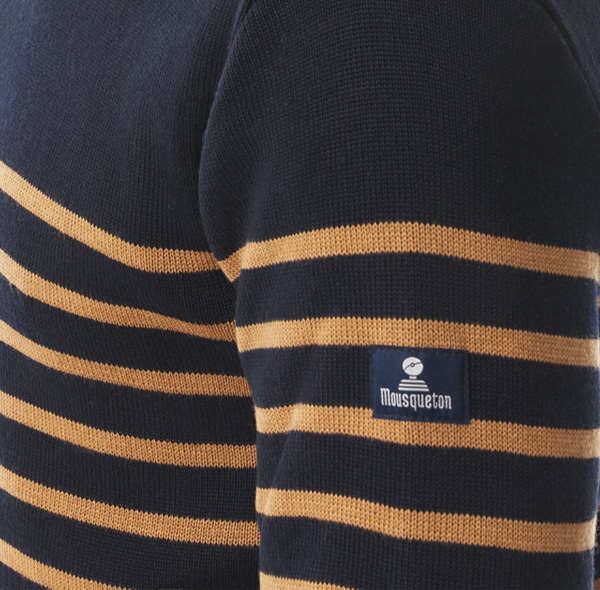 L'alliance d'une maille à rayures et d'un design affirmé