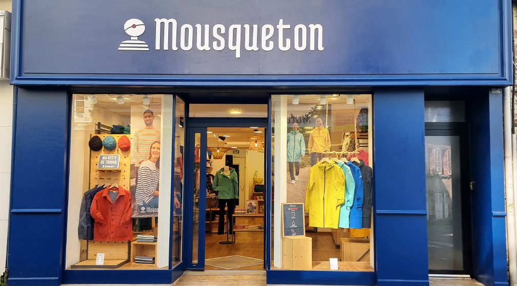 vitrine du magasin mousqueton à granville