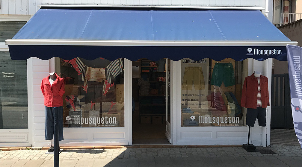 vitrine du magasin mousqueton à ouistreham riva-bella